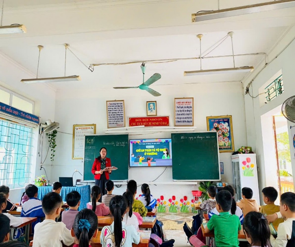 Đ/C:  Phan Thị Thoa - Tổ trưởng tổ 1, 2 và 3 tham gia dạy chuyên đề SHCM tháng 10