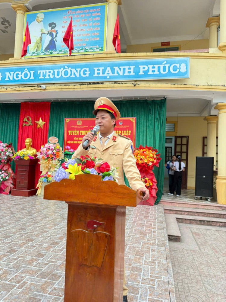 Công an giao thông huyện Yên Thành chia sẻ tuyên truyền tới các em  học sinh TH Nhân Thành
