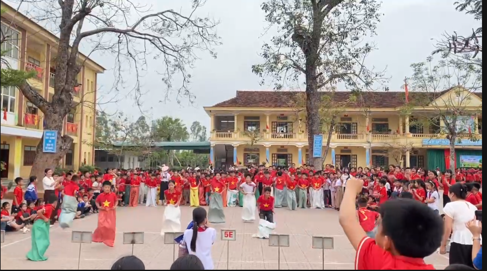 nhảy bì k45, nền