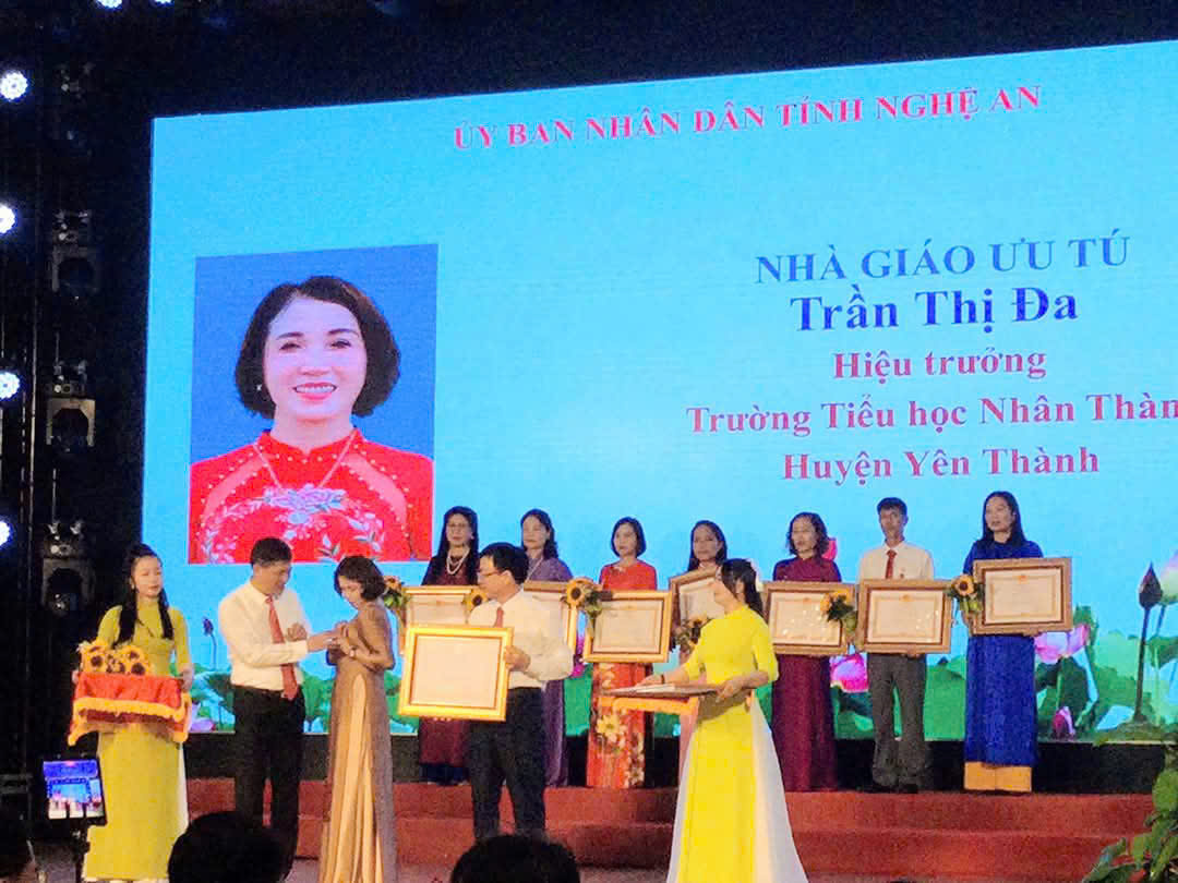 Chúc mừng cô Trần Thị Đa - hiệu trưởng nhà trường được trao tặng danh hiệu nhà giáo ưu tú