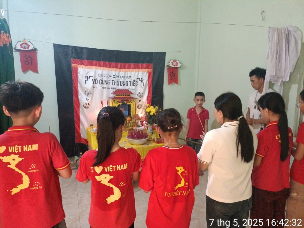 Hình ảnh tập thể cán bộ, giáo viên, nhân viên, phụ huynh tới thắp hương bố bạn Phan An Bảo