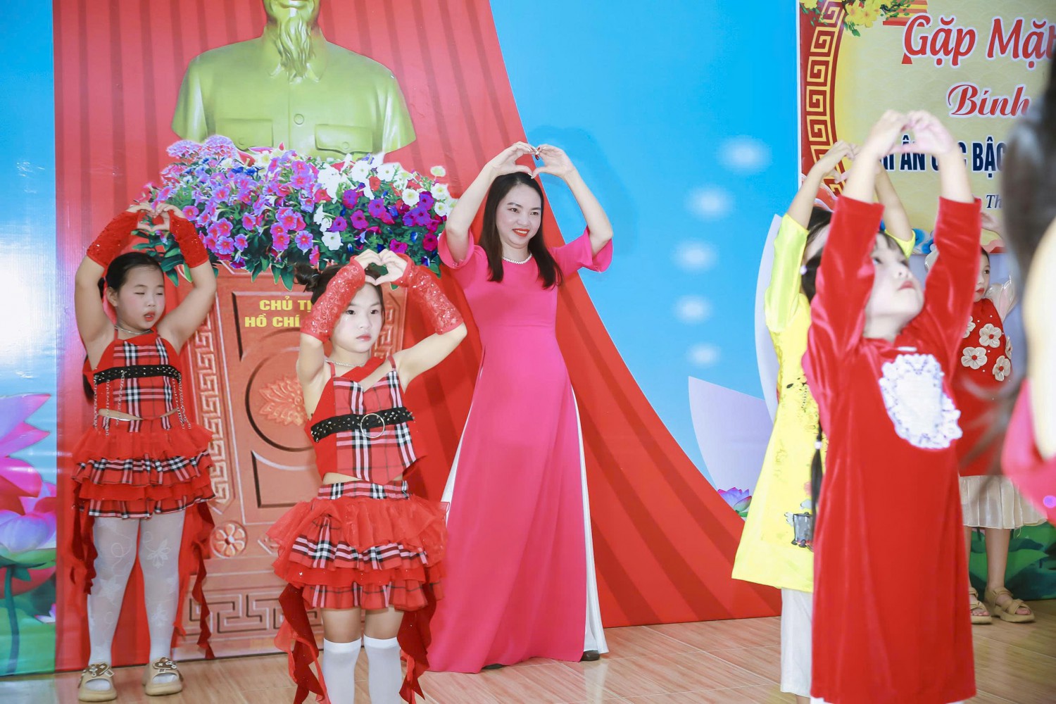 Cô Giang múa cùng các bạn