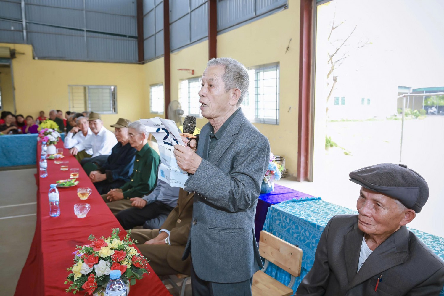 Cụ Cẩm đọc thơ