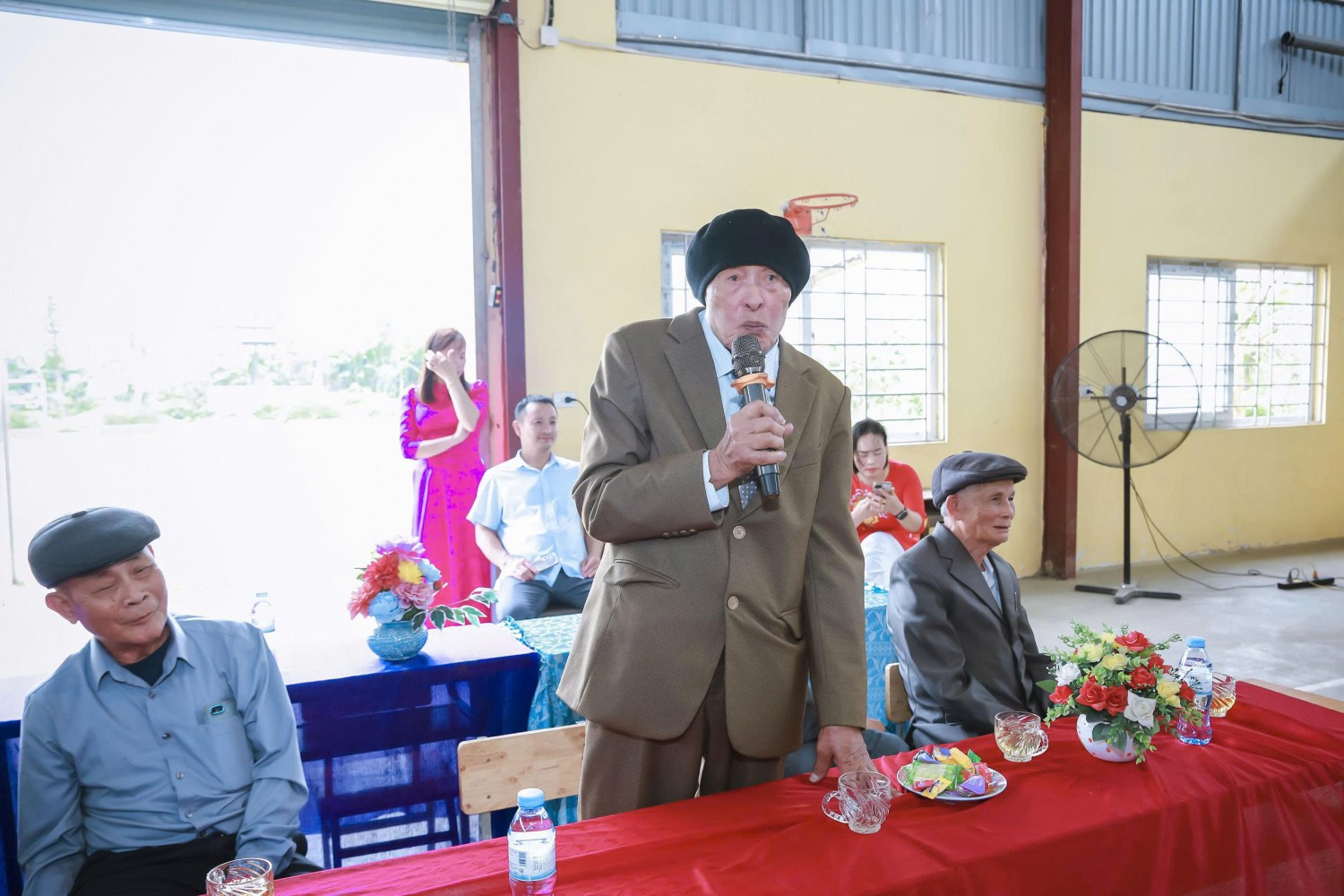 Cụ nhà C Hương phát biểu