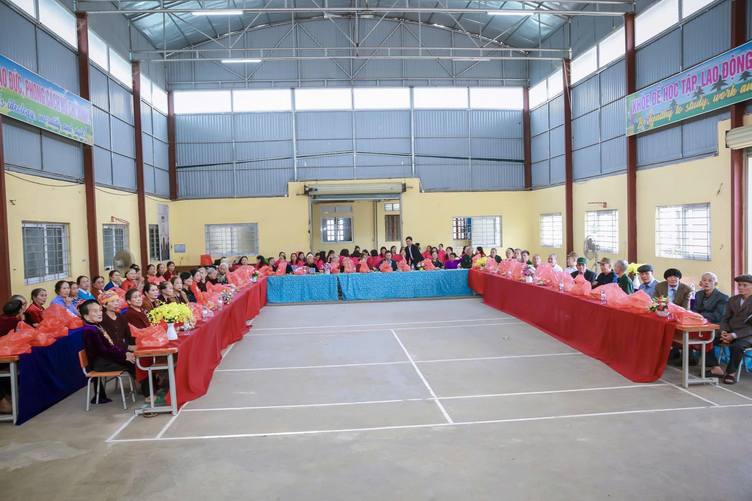 Nền 2 Tập thể tứ thân phụ lão của các cô