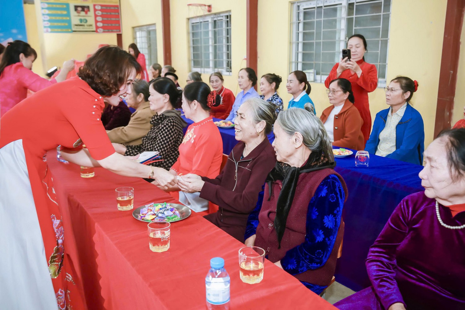 Nền 5 Xếp trao quà