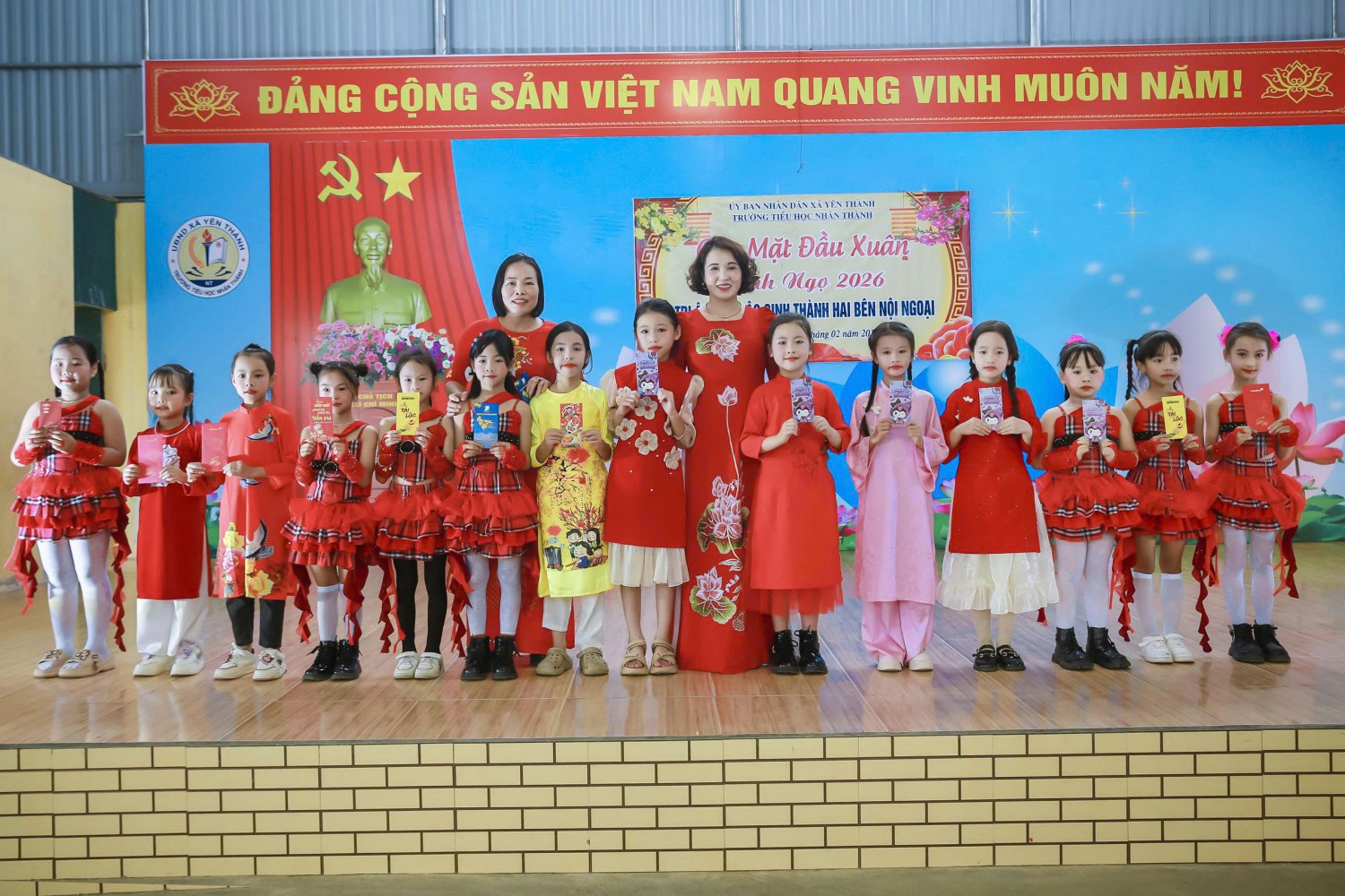 Trao quà văn nghệ