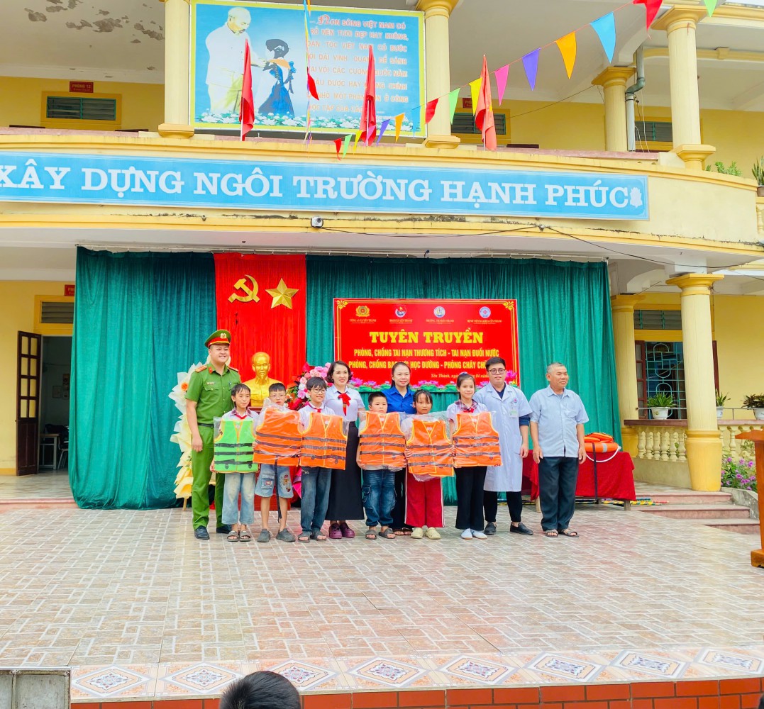 công an trao quà áo p